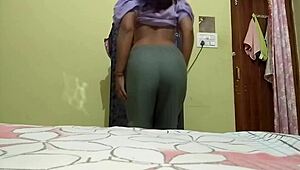 यार, यह डिल्डो मेरी टाइट 18 साल की चूत में डालना इतना मजेदार लगता है