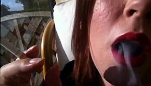 सेक्सी बीबीडब्ल्यू टीना स्नूआ डबल इनहेल के साथ कॉर्क सिगरेट पीती है