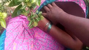 इंडियन ब्यूटी आंटी हॉट वीडियो में बूब्स शो करती है