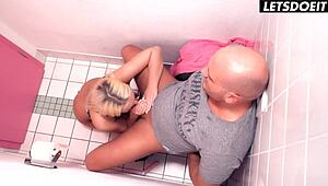 बड़ी गैंड वाली ब्लॉन्ड लोविता फेट की चूत में क्रीमपाई, डैम