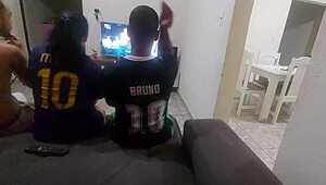 Apostou a Mulher, Perdeu e Ela Fez Sexo com o Amigo do Marido