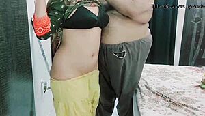 पाकिस्तानी हाउसवाइफ हसबैंड के साथ इंटिमेट मोमेंट शेयर करती है