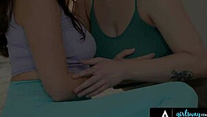 गर्ल्सवे - स्टैक्ड ऑक्टेविया रेड रूममेट की वाइब्रेटर कंट्रोल करती है इंटेंस लेस्बियन उत्तेजना के लिए