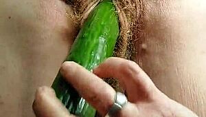 Oma, uh, neukt harige kut met, ya know