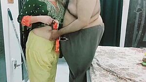 पाकिस्तानी हाउसवाइफ हसबैंड के साथ इंटिमेट मोमेंट शेयर करती है