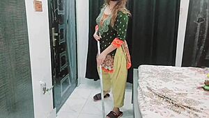 पाकिस्तानी हाउसवाइफ हसबैंड के साथ इंटिमेट मोमेंट शेयर करती है