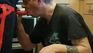 पब्लिक प्लेस में बॉयफ्रेंड की गैंड पेगिंग करके एटीएम