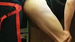 पब्लिक प्लेस में बॉयफ्रेंड की गैंड पेगिंग करके एटीएम