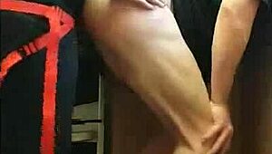 पब्लिक प्लेस में बॉयफ्रेंड की गैंड पेगिंग करके एटीएम