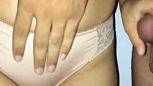 me vengo en las bragas de esta latina caliente