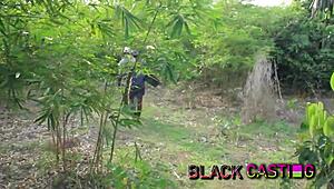 देसी मेलानी, एक टीन 18+ 18+, अफ्रीका में पामफ्रूट फार्म पर आउटडोर सेक्स के साथ वाइल्ड होती है