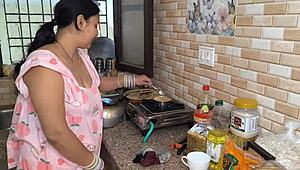 डेजी गर्ल होममेड शूट में रॉ डर्टी टॉक से स्टन्स करती है