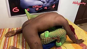 कर्वी बेब चिल्लाती है जब चूत भीग जाती है