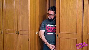 स्टेपफादर हाइड करता है अपनी हॉट स्टेपडॉटर को वॉच करने के लिए और स्नीक्स इन फॉर एक्शन।