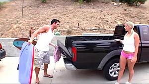 18 साल की कार्मेन किंस्ले और मैकेन्जी माइल्स वाइल्ड थ्रीसम इग्नाइट करती हैं