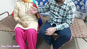 देसी भारतीय सौतेली माँ अपने बेटे के दोस्त को जोर से बांग करती!