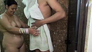 डेजी गर्ल होममेड शूट में रॉ डर्टी टॉक से स्टन्स करती है