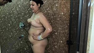 डेजी गर्ल होममेड शूट में रॉ डर्टी टॉक से स्टन्स करती है