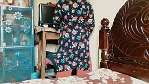 इंडियन स्टेप सिस्टर ब्रदर द्वारा होममेड एमेच्योर डॉगी स्टाइल में सरप्राइज्ड