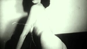 MissFD के साथ रेट्रो इंडियन स्ट्रिपटीज में इच्छा की मुक्ति