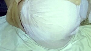 अरे, कभी देखा है देसी गांव की लड़की अपनी टाइट गैंड और चूत को शेव कर रही है?