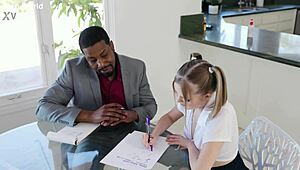 लंड भूखी टीन 18+ कोको लवलॉक ट्यूटर को बीबीसी स्लैमिंग के लिए अलग-अलग पोजिशन में लुभाती है