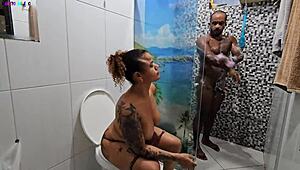 मेरी बीवी नहीं जानती, लेकिन मैं लंबे समय से उसकी दोस्त के साथ चल रहा हूं