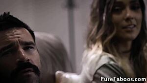 ग्लैम बेब स्टीपडैड को इंटेंस डॉगीस्टाइल एक्शन के लिए सेड्यूस करती है