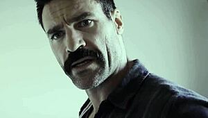 ग्लैम बेब स्टीपडैड को इंटेंस डॉगीस्टाइल एक्शन के लिए सेड्यूस करती है