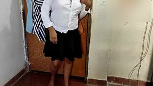 भारतीय ट्यूटर घर पर सेक्सी टीन 18+ स्टूडेंट को चोदता