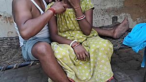 साउथ इंडियन आंटी बेडरूम में इंटिमेट मोमेंट्स एन्जॉय करती है