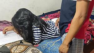 गर्म इंडियन सौतेली बहन भाई के साथ टैबू मोमेंट शेयर करती है