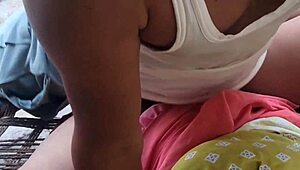 साउथ इंडियन आंटी बेडरूम में इंटिमेट मोमेंट्स एन्जॉय करती है