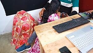 मुंबई ऑफिस में बॉस सेक्रेटरी को झुकाता है गर्म सेक्स के लिए