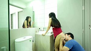 अमेचर कपल सुबह बाथरूम में गर्म सेक्स करते हैं