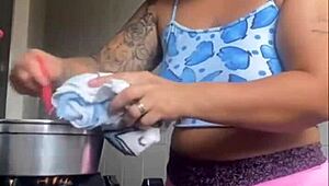 I'm crazy to flash my swollen pussy