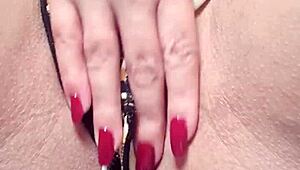 Watch this puta safada masturbate her pussy?