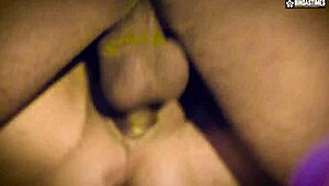 अविश्वसनीय! बड़ी छातियों वाली मिल्फ सेवकों के साथ कामसूत्र थ्रीसम में माहिर है!