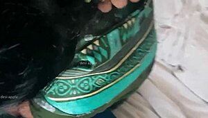 मेड सुहासिनी इंडियन सीन में स्किल से कॉक सक्स करती है।