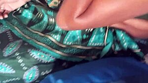 मेड सुहासिनी इंडियन सीन में स्किल से कॉक सक्स करती है।