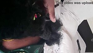 मेड सुहासिनी इंडियन सीन में स्किल से कॉक सक्स करती है।