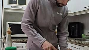 Cocino una tortilla, strip down, jerk off, and finish on the food.