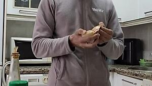 Cocino una tortilla, strip down, jerk off, and finish on the food.