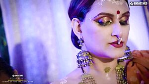 अविश्वसनीय! बड़ी छातियों वाली मिल्फ सेवकों के साथ कामसूत्र थ्रीसम में माहिर है!