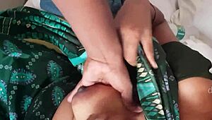 मेड सुहासिनी इंडियन सीन में स्किल से कॉक सक्स करती है।