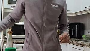 Cocino una tortilla, strip down, jerk off, and finish on the food.