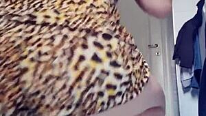 Watch this puta safada masturbate her pussy?