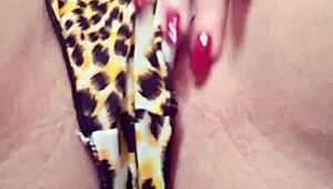 Watch this puta safada masturbate her pussy?