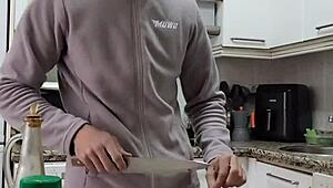 Cocino una tortilla, strip down, jerk off, and finish on the food.