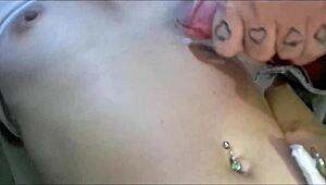 Casada trabalha de motorista de aplicativo e faz sacanagens com passageiros